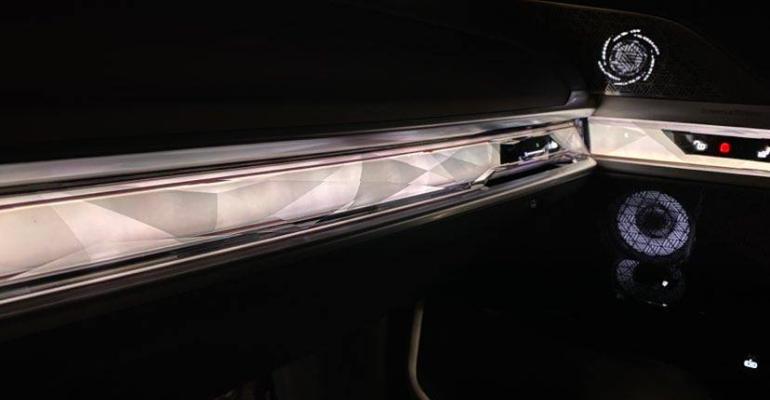 BMW i7 crystal light bar.jpg